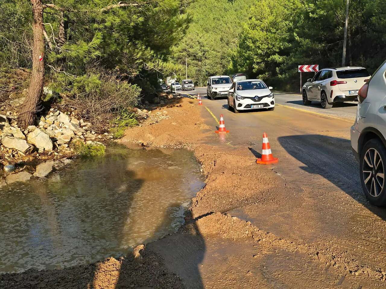 Turizm Cenneti Bodrum'da İsale Hattı Patladı, Yol Göle Döndü 1